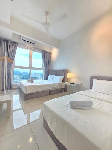 ein Schlafzimmer mit zwei Betten und einem großen Fenster in der Unterkunft ICC Premium Executive Suite - Ipoh in Ipoh