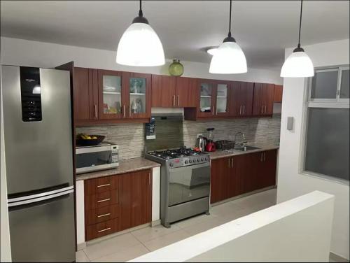 Kuchyň nebo kuchyňský kout v ubytování Aeropuerto Internacional Quito, Habitación N3