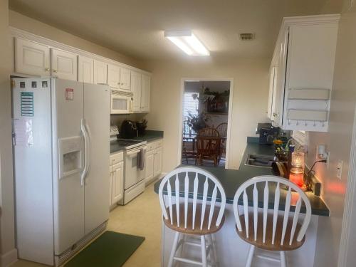 O bucătărie sau chicinetă la Updated The Palace of the Hamptons