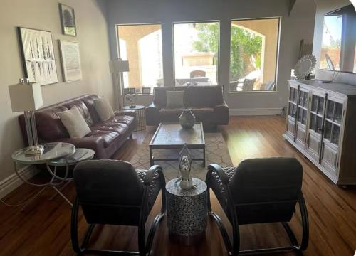 Χώρος καθιστικού στο Elegance Meets Comfort