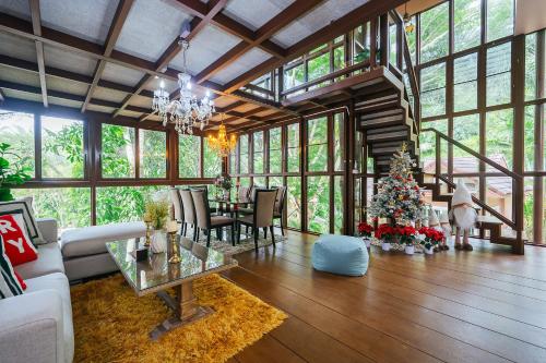un grand salon avec un arbre de Noël. dans l'établissement Thai Modern Resort & Spa "Newly Renovated", à Chalong