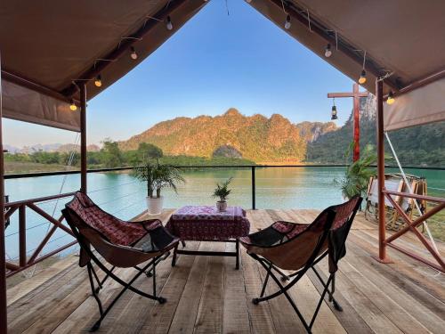 Hữu LũngにあるMichi Camp Hữu Liênの川の景色を望むポーチ(テーブル、椅子付)