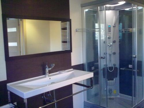 A bathroom at Hause with swimming pool
