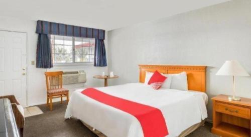ein Schlafzimmer mit großem Bett und Fenster in der Unterkunft OYO Gateway Motel Las Vegas North Strip/Fremont St. Area in Las Vegas