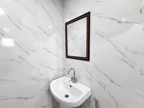 Un baño de Hotel Royal Cedar Simla