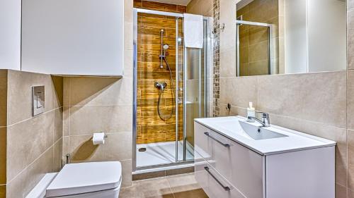 a bathroom with a toilet sink and a shower at Apartament Góry i Las in Szklarska Poręba