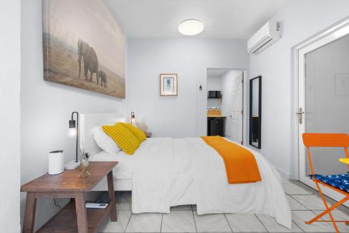 une chambre avec un lit, un bureau et une chaise dans l'établissement Ocean Park Beach Apart 1, à San Juan