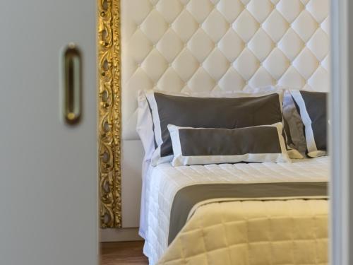 Una cama o camas en una habitación de Novecento Suite Hotel