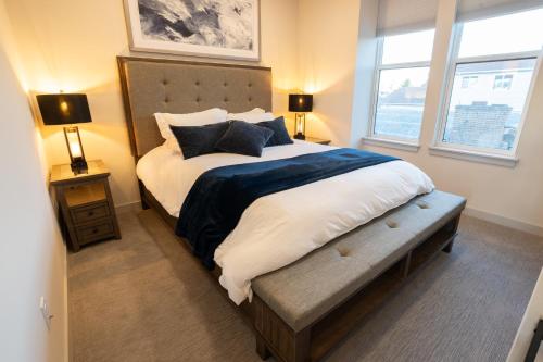 Katil atau katil-katil dalam bilik di Trendy Ballard Townhouse with Rooftop Oasis