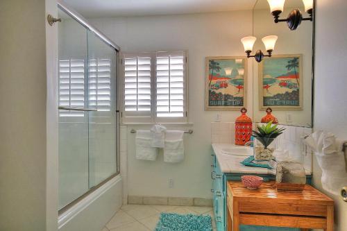 un baño con ducha y lavabo en West Beach Villa 1, en Santa Bárbara