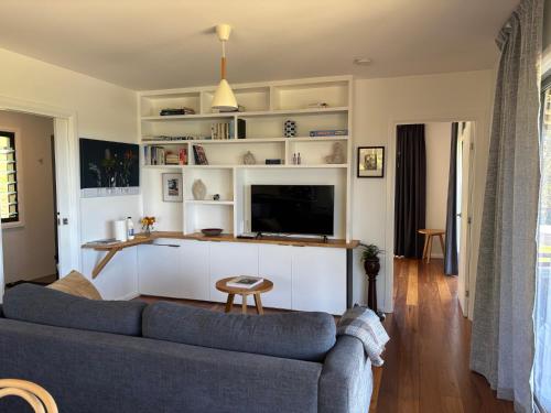 a living room with a couch and a tv at Girayir Cottage in Federal