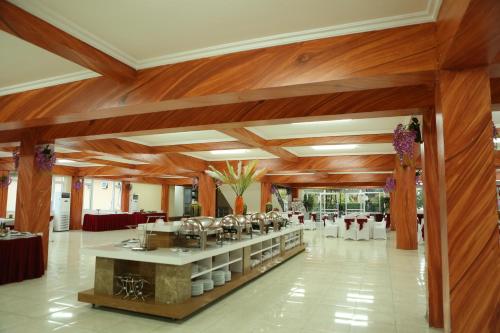 a large banquet hall with wooden ceilings and tables at Muong Thanh Lai Chau Hotel in Pan Linh