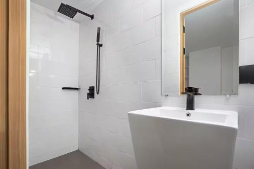 Koupelna v ubytování Duplex 1 BR Pool View at Utopia Nai Harn - A315