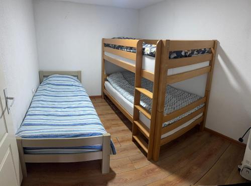 Dos literas en una habitación pequeña con en Casa Illyria, en Gusinje