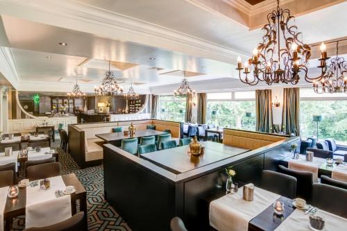 Hotel Moers van der Valk في مورس: مطعم بطاولات وكراسي وبار