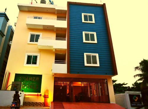 ブバネーシュワルにあるStanza Premium Hotelsの青い建物