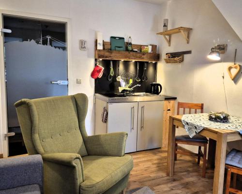 Sehma2-Personen-Apartment的厨房配有沙发、椅子和桌子