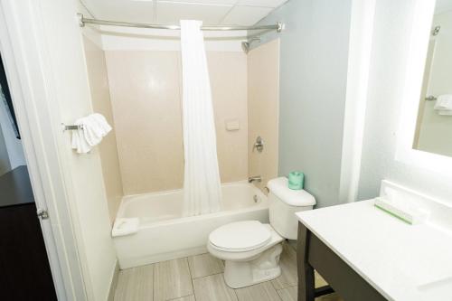 Phòng tắm tại MainStay Suites Knoxville North I-75