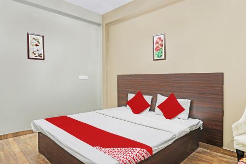 Postel nebo postele na pokoji v ubytování Hotel O Comfort Castle Inn