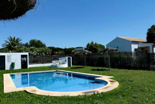 una piscina en el patio de una casa en Chalet Cortijo 31, en Conil de la Frontera