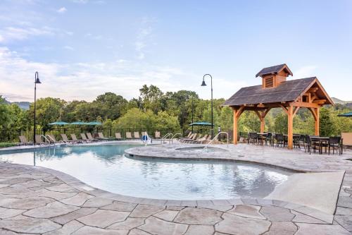 einen Pool mit Pavillon, Tischen und Stühlen in der Unterkunft Hilton Vacation Club Mill Springs Lodge Pigeon Forge in Pigeon Forge