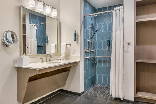 a bathroom with a sink and a shower at Hilton Vacation Club Mill Springs Lodge Pigeon Forge in Pigeon Forge
