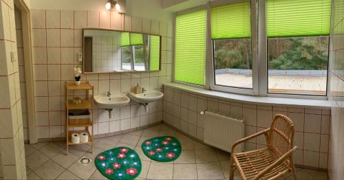 a bathroom with two sinks and two mirrors at Apartament Odertal in Cedynia