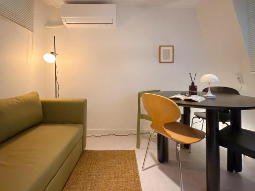 una sala de estar con un sofá y una mesa en 스테이프랑, en Seúl