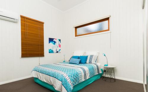a bedroom with a bed and a window at Brook place - 2BR Unit in Brisbane