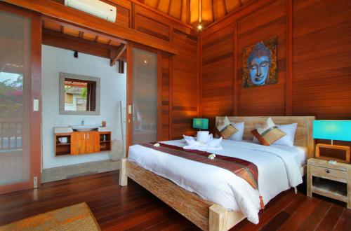 Un pat sau paturi într-o cameră la Villa Blue Pearl by Optimum Bali Villas