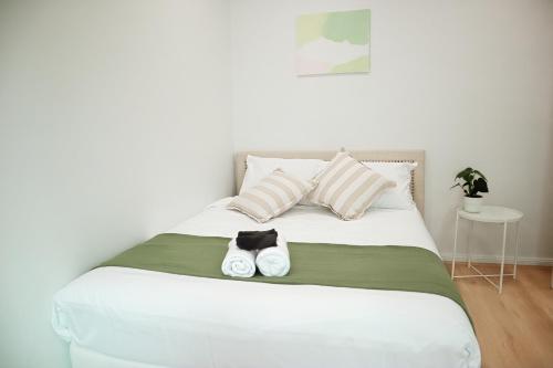 Ένα ή περισσότερα κρεβάτια σε δωμάτιο στο Queen room with shared bathroom
