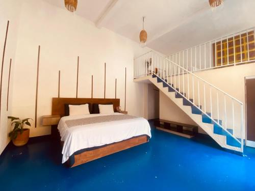 une chambre avec un lit et un escalier dans l'établissement Casa Cristal, à Chiapa de Corzo