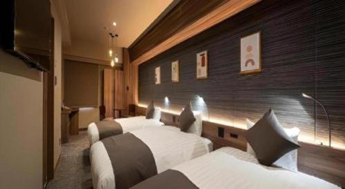 Giường trong phòng chung tại Nagoya B's Hotel