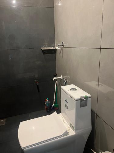 a small bathroom with a toilet and a sink at Severn Valley Jungle Villa in Vayittiri