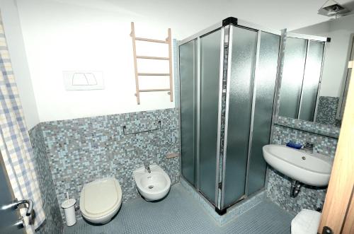 La salle de bains est pourvue de toilettes, d'un lavabo et d'une douche. dans l'établissement San Rocco Apartment, à Venise