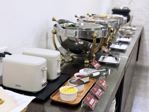 Un buffet de comida en una mesa en una habitación. en Mazor Hotel Hualien Linsen, en Hualien City