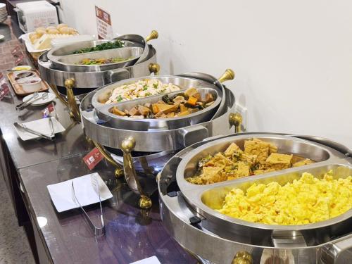 un buffet con varias bandejas de diferentes tipos de comida en Mazor Hotel Hualien Linsen, en Hualien City
