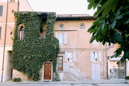 a building covered in ivy on a street at Casa Lippa in Spilamberto