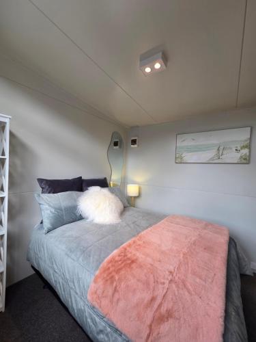 een slaapkamer met een groot bed in een kamer bij Puriri Tiny Home in Orewa