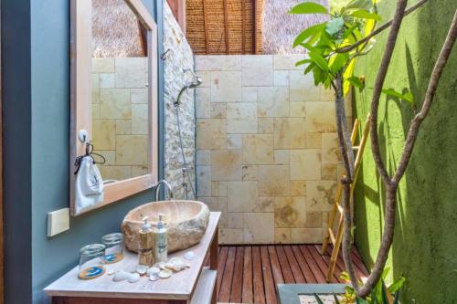 Bilik mandi di Lucano 1 BR Lumbung Suite ZN299