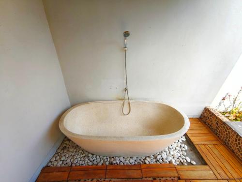 bañera en la esquina de una habitación en Private Pool Villas Seven Twenty Kuta, en Badung