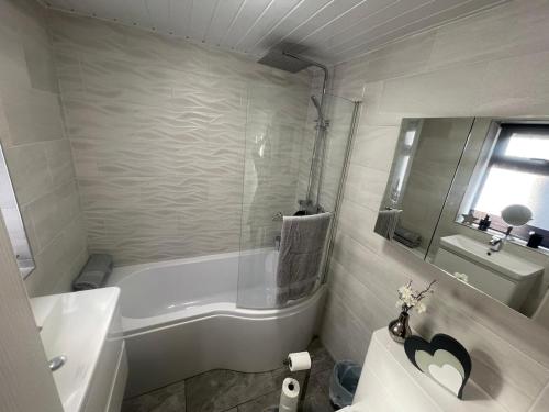 Ένα μπάνιο στο Town House Ideal for working professionals