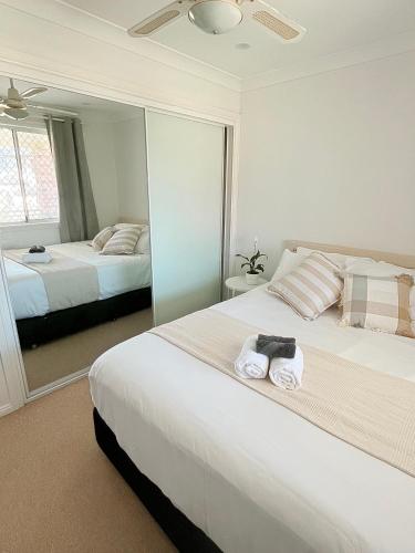 Llit o llits en una habitació de Sunlit Double room with shared bathoom