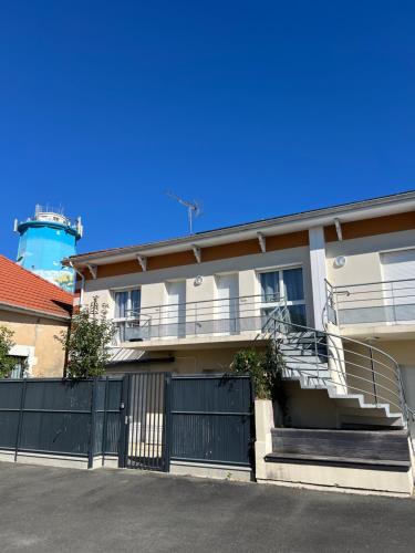 El edificio en el que está el departamento