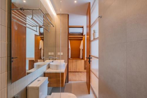 PererenanにあるVilla Shanaya Pererenanの洗面台が2つと鏡があるバスルーム