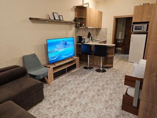 Η κουζίνα ή μικρή κουζίνα στο Bright and Cozy Studio with Garage near the Center