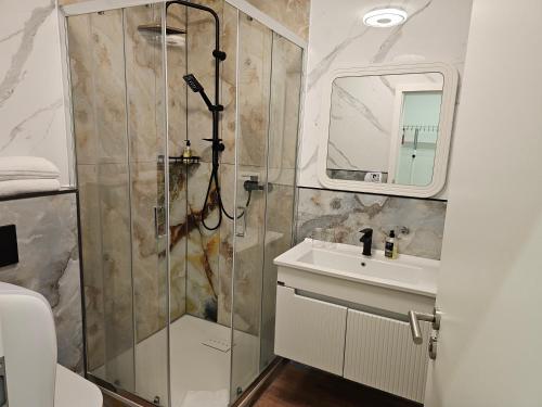 ein Badezimmer mit Dusche und Waschbecken in der Unterkunft Hotel Paffhausen in Wirges