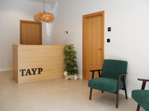 a waiting room with a desk and a chair at TAYP Navalmoral in Navalmoral de la Mata