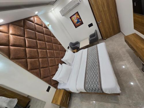 an overhead view of a bed in a hotel room at Hotel The King Palace in New Delhi