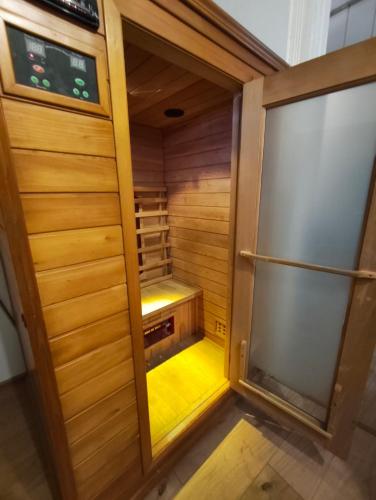 Φωτογραφία από το άλμπουμ του Stylish apartment, top center with private Sauna στη Σόφια